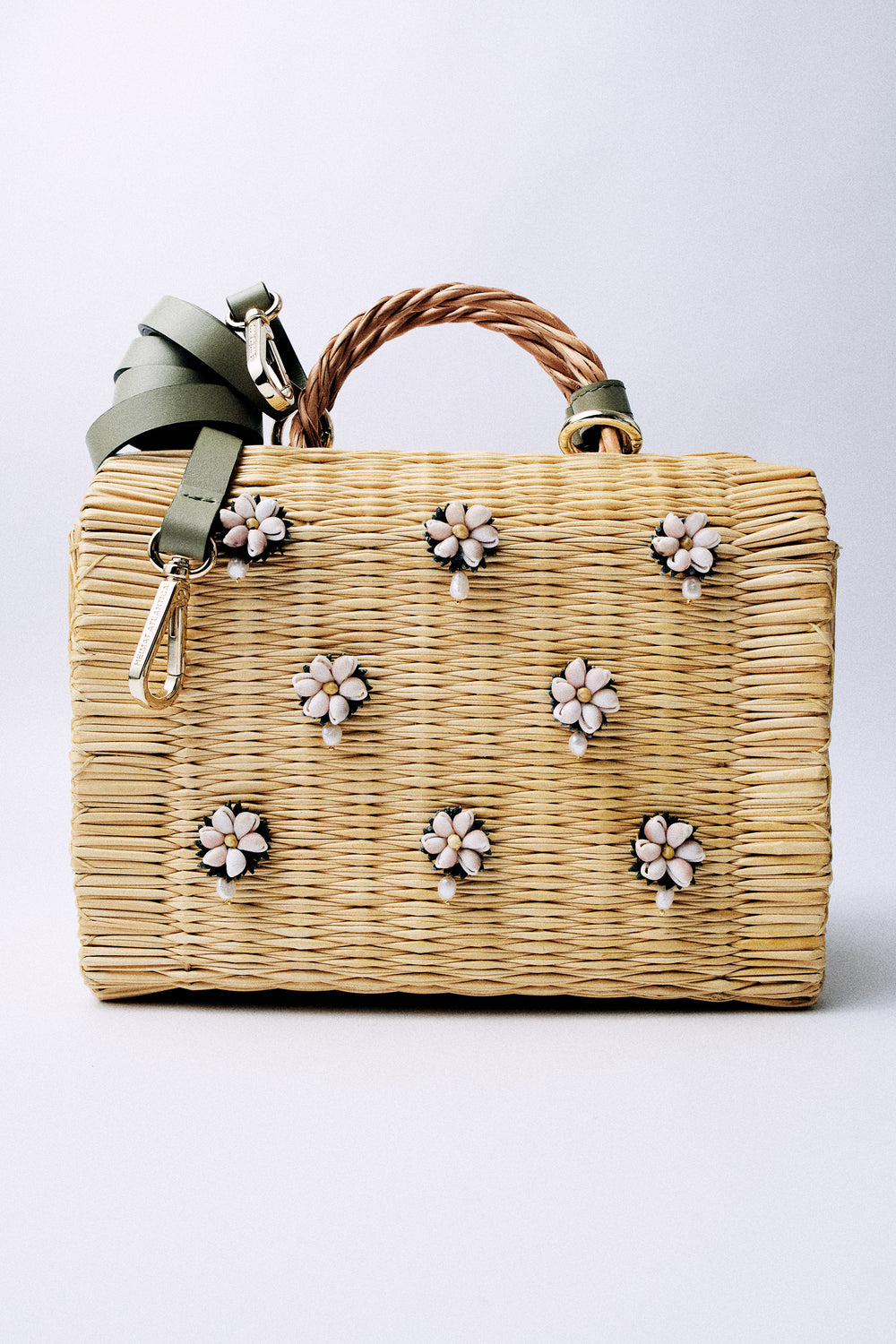 Large Shella basket bag by Heimat Atlantica, woven in Portugal and finished in Spain with Atlantic shell charm and leather details. General view with strap. 