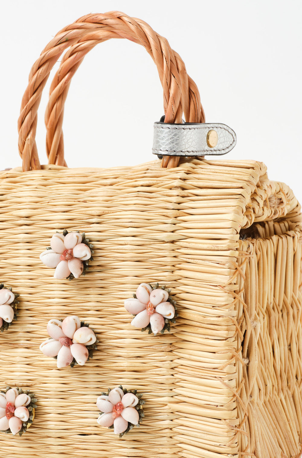 Shella Mini Silver basket bag by Heimat Atlantica, handwoven in Portugal from reed and finished in Spain with an Atlantic shell charm.  Inner detail in Silver. Clousure in silver leather.