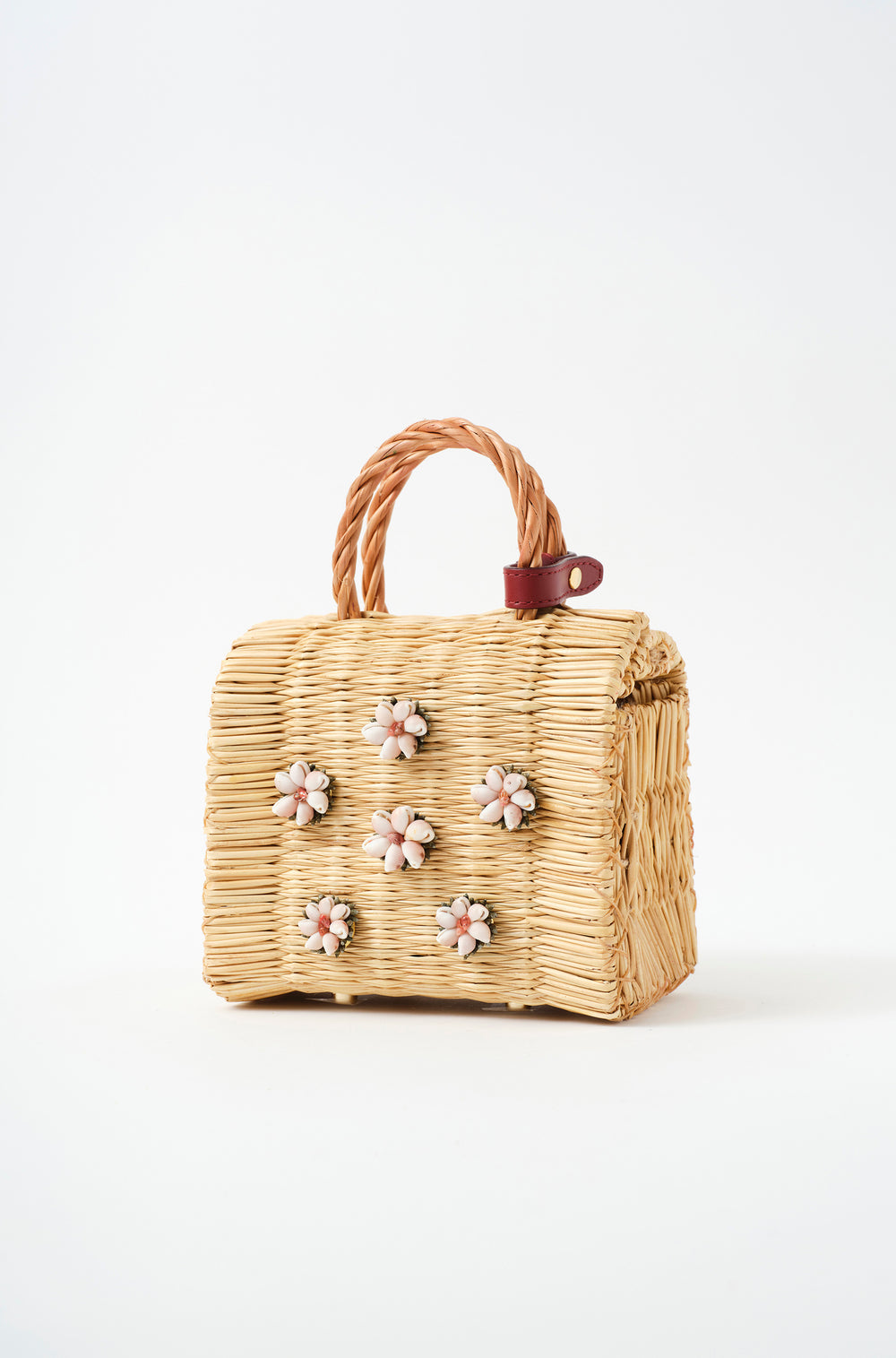 Shella Burgundy Collector’s Edition by Heimat Atlantica, handwoven in Portugal and finished in Spain with an Atlantic shell centerpiece. General view. 