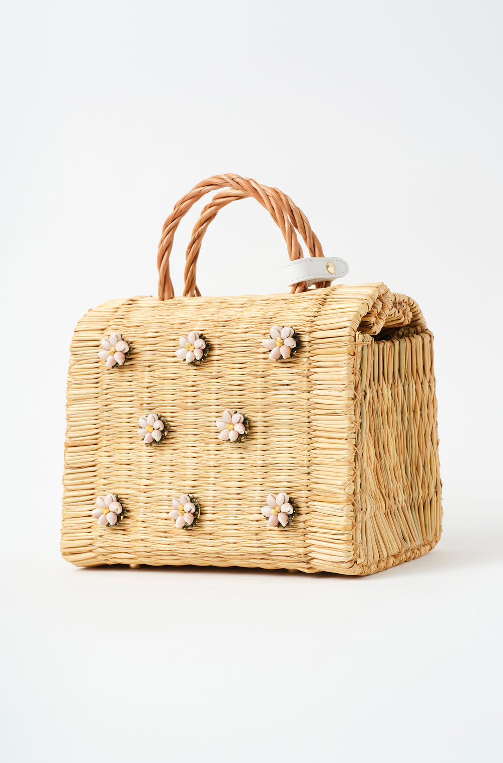 Shella Medium White basket bag by Heimat Atlantica, handwoven in Portugal from reed and finished in Spain with an Atlantic shell charm. General lateral View without strap. 